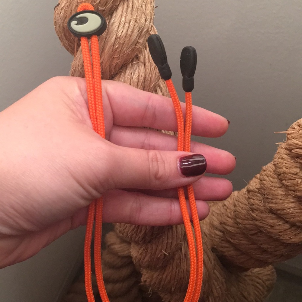 Costa glasses retainer